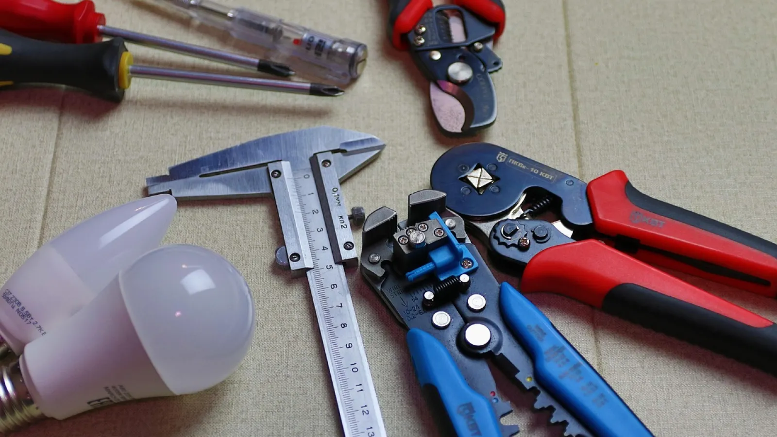 Herramientas para electricistas y trabajos eléctricos en casa